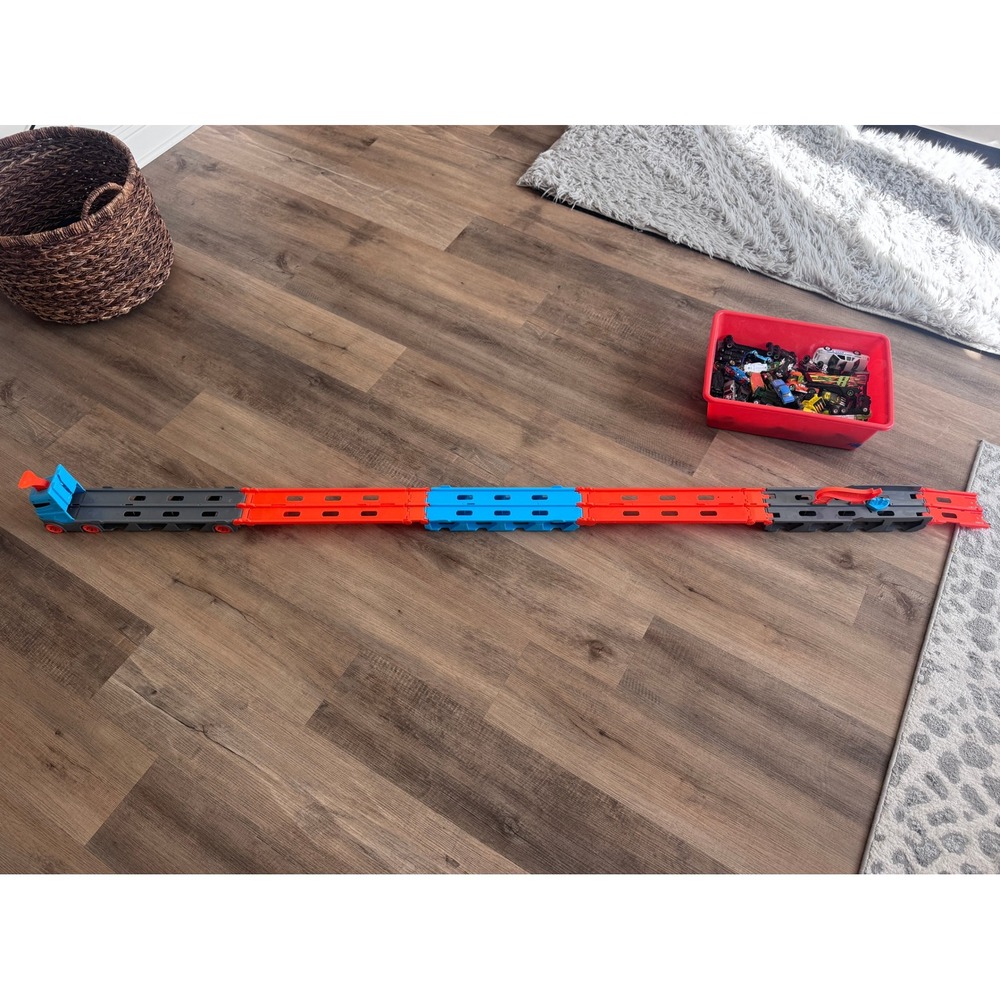 Hot Wheels Semi Truck Race Car Storage and Cars - Picture 4 of 5